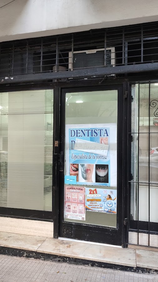 Entrada del consultorio en Av. Lafuente 311